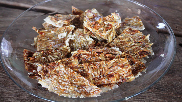  Lạ miệng bánh tráng cá cơm trên làng chài Cao Nguyên